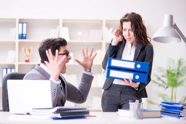 Kızgın patron kadın çalışan performansından memnun değil.