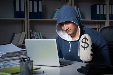 Genç hacker geceleri bilgisayarı hackliyor.