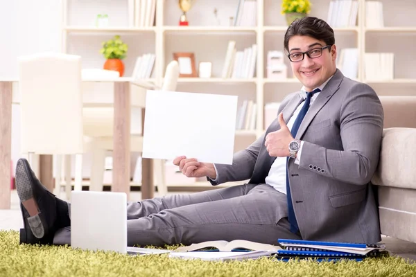 Affärsman som arbetar på golvet hemma — Stockfoto