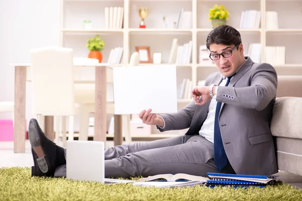 Affärsman som arbetar på golvet hemma — Stockfoto