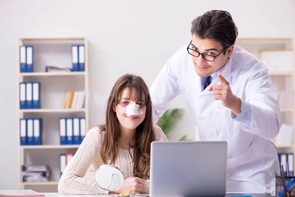 Médico masculino conversando com paciente com cirurgia de operação nasal — Fotografia de Stock