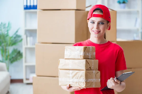 Junge Frau arbeitet im Paketverteilzentrum — Stockfoto