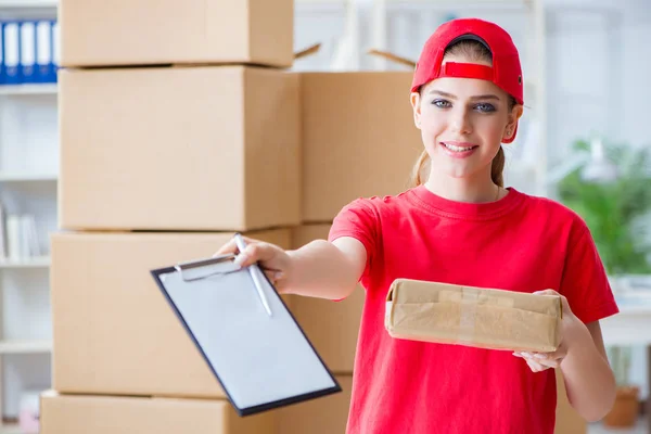 Junge Frau arbeitet im Paketverteilzentrum — Stockfoto