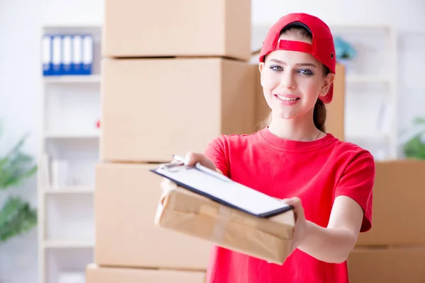 Giovane donna che lavora nel centro di distribuzione pacchi — Foto Stock