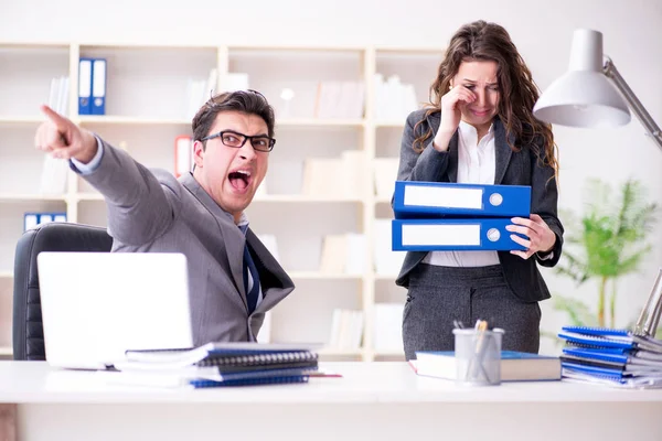 Chefe irritado infeliz com o desempenho do funcionário feminino — Fotografia de Stock