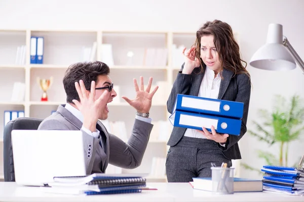 Bos marah tidak senang dengan kinerja karyawan perempuan — Stok Foto
