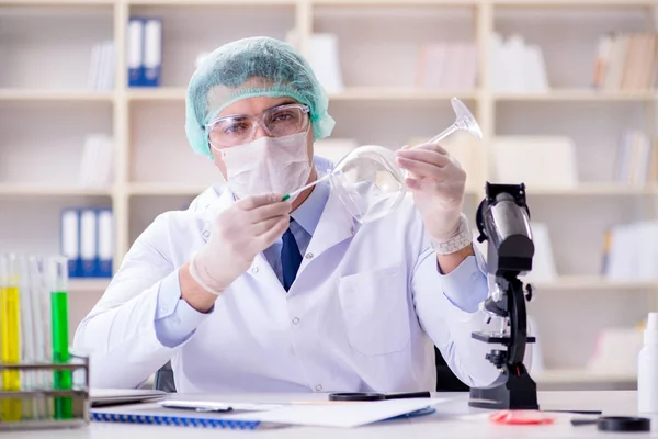 Investigador forense a trabalhar em laboratório em provas criminais — Fotografia de Stock