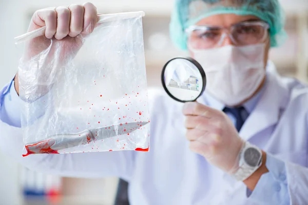 Investigador forense trabajando en laboratorio en evidencia de crimen —  Fotos de Stock