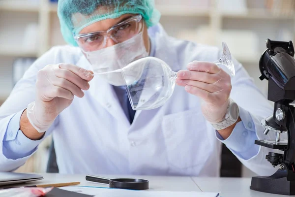 Forensisch onderzoeker werkt in het lab aan misdaad bewijs — Stockfoto