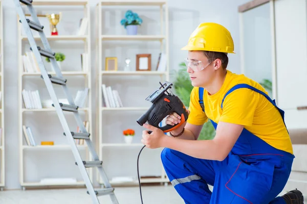 Jeune homme assemblant des palettes en bois — Photo