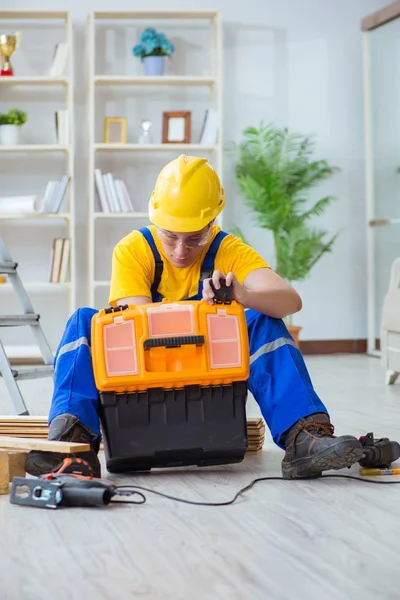 Jeune homme assemblant des palettes en bois — Photo