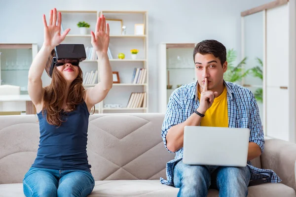 Jonge familie spelen games met virtual reality bril — Stockfoto