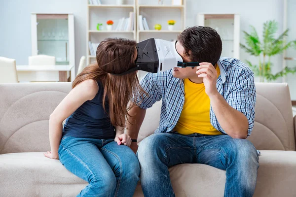 Jeune famille jouer à des jeux avec des lunettes de réalité virtuelle — Photo