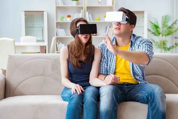 Jonge familie spelen games met virtual reality bril — Stockfoto