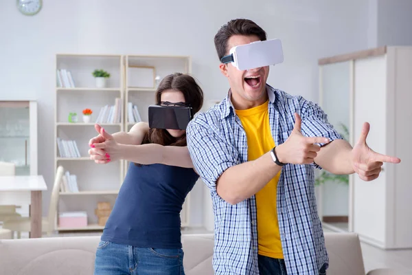 Jovem família jogando jogos com óculos de realidade virtual — Fotografia de Stock