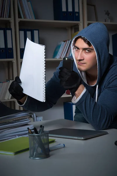 Joven en concepto de espionaje industrial — Foto de Stock