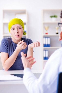 Clini 'de tıbbi konsültasyon için doktoru ziyaret eden kanser hastası.