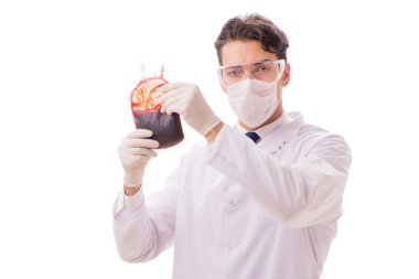 Kan bağışı konsepti olan doktor beyaza izole edilmiş.