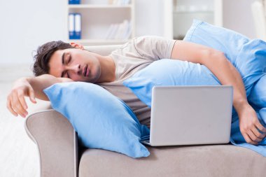 Adam geç saatlere kadar bilgisayarında çalışıyor.