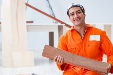 Müteahhit lamine ahşap zemin üzerinde çalışıyor.