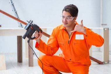 Müteahhit lamine ahşap zemin üzerinde çalışıyor.