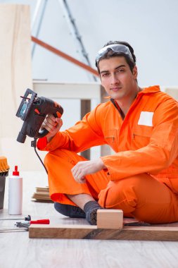 Müteahhit lamine ahşap zemin üzerinde çalışıyor.