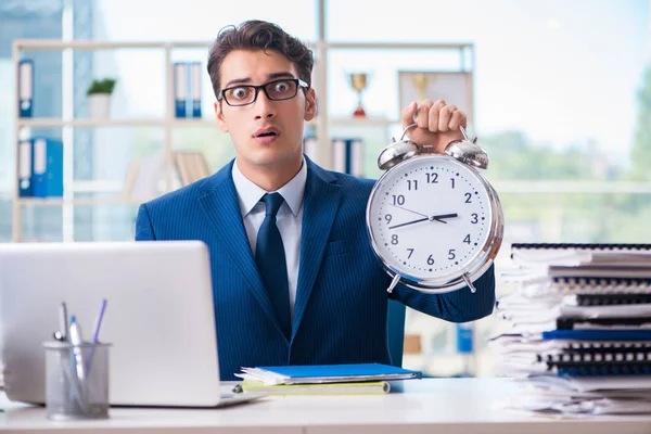 Zakenman met gigantische klok niet voldoen aan deadlines en missi — Stockfoto