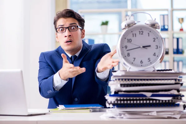 Επιχειρηματίας με γιγαντιαίο ρολόι αποτυγχάνει να τηρήσει τις προθεσμίες και missi — Φωτογραφία Αρχείου