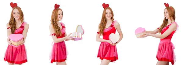Ganska ung modell i mini rosa klänning holding presentbox som isolerade — Stockfoto