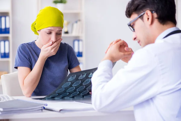 Krebspatient zum Arztbesuch in Kliniken — Stockfoto