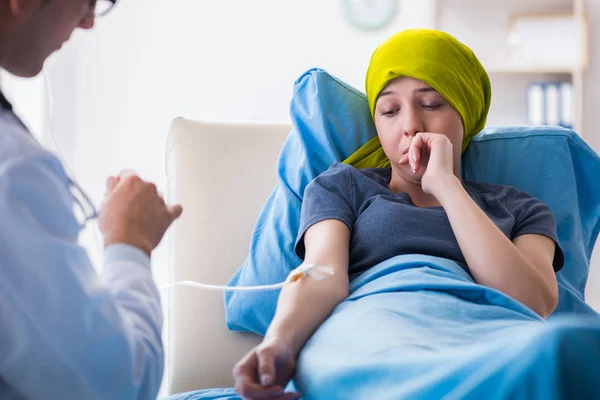 Pacient s rakovinou na návštěvě lékaře pro lékařské konzultace na klinice — Stock fotografie