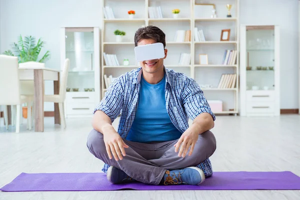 仮想現実を身に着けている男VR眼鏡meditingオン床にホ — ストック写真