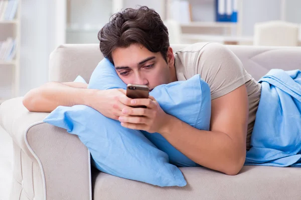 Uomo dipendente dal suo telefono cellulare a letto — Foto Stock