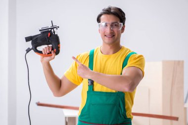 Müteahhit lamine ahşap zemin üzerinde çalışıyor.