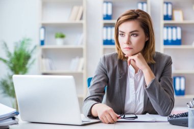 Ofiste çalışan iş kadını.