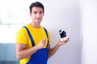 Müteahhit ofise güvenlik kamerası yerleştiriyor.