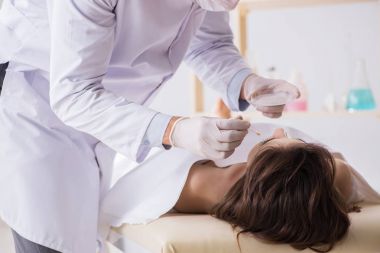 Polis morgdaki cesedi inceliyor.