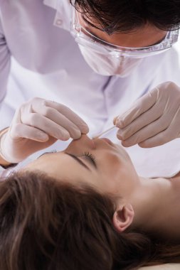 Polis morgdaki cesedi inceliyor.