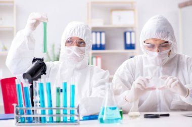 Laboratuvarda çalışan iki kimyager.