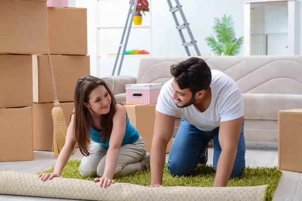 Yeni evdeki kutuları açan genç bir aile.