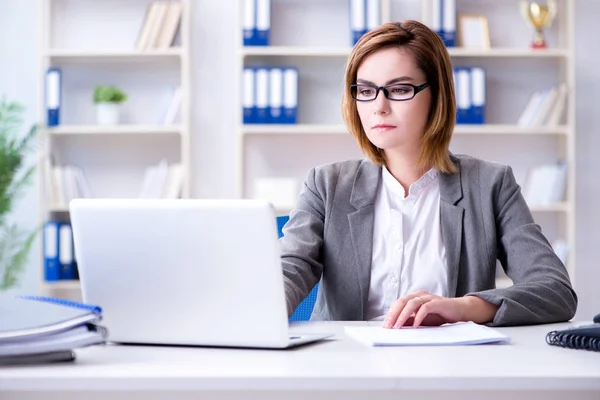 Femme d'affaires travaillant dans le bureau — Photo