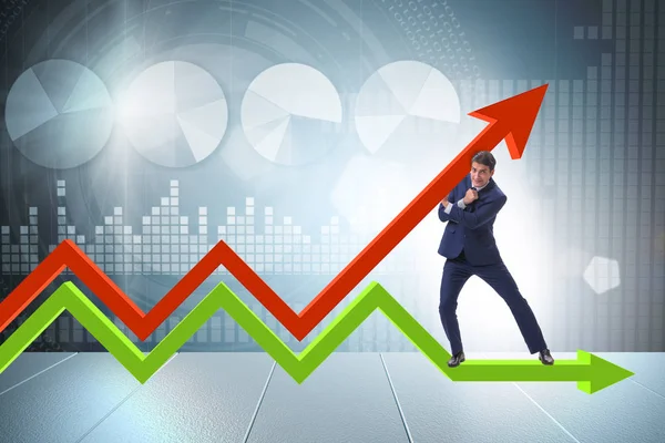 Affärsman som stöder tillväxten i ekonomin i diagrammet — Stockfoto