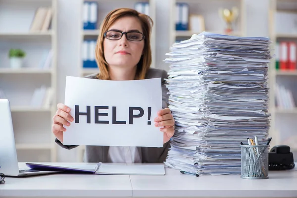 Femme d'affaires travaillant dans le bureau — Photo