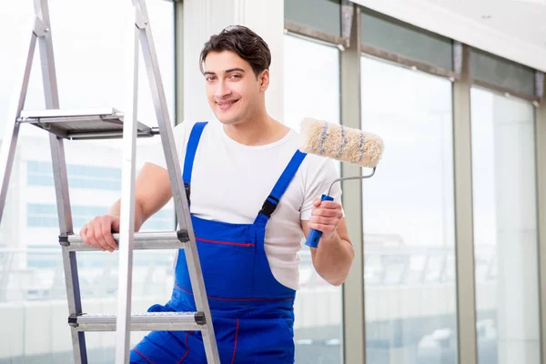 Reparador de pintor trabalhando no canteiro de obras — Fotografia de Stock