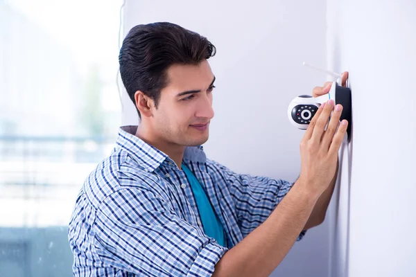 Homem instalando câmeras de vigilância CCTV em casa — Fotografia de Stock