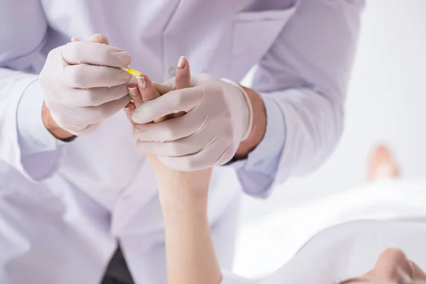 Police coroner examining dead body corpse in morgue — Stock Photo, Image