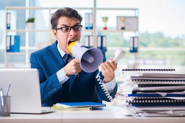 Homem de negócios agressivo irritado com altifalante bullhorn no escritório — Fotografia de Stock