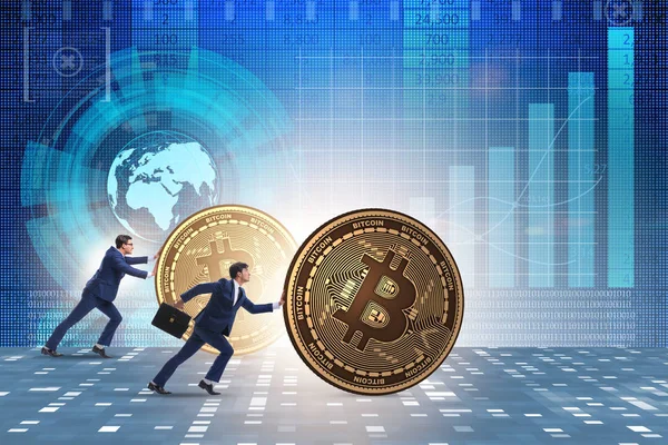 İşadamı, kripto para zinciri konseptinde bitcoin basıyor