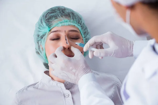 Cirujano plástico preparándose para la operación en cara mujer —  Fotos de Stock
