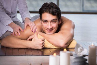 Kaplıca sırasında genç yakışıklı bir adam.